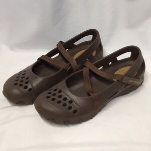Sz 7 Skechers brown poolside or beach waterproof with velcro ribbons comfy!